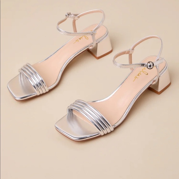 BNWT SILVER HEELS SANDALS LULUS - Picture 2 of 7